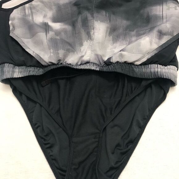 Bundle under armour heat gear and Nike dri-fit womens shorts size S - Picture 11 of 11